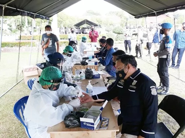 ANTISIPASI: Serentak  399 personel mengikuti rapid test di Lapangan Barigas Mapolda Kalteng, Kamis (3/12), untuk memastikan terhindar dari Covid-19 sebelum PAM TPS.(DODI RADAR SAMPIT)