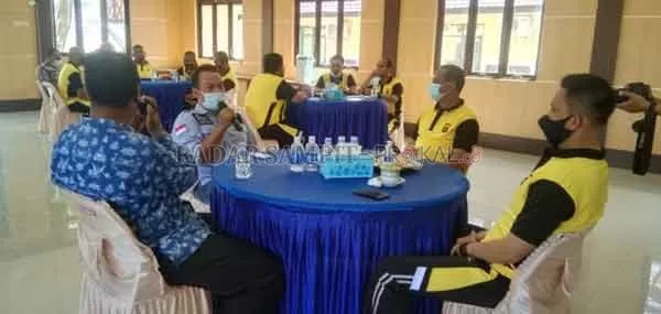 RAMAH-TAMAH : Kegiatan coffe morning antara jajaran Polres Seruyan dengan para jurnalis setempat, dalam rangka mendekati pencoblosan Pilkada gubernur Kalteng pada 9 Desember nanti.(istimewa)