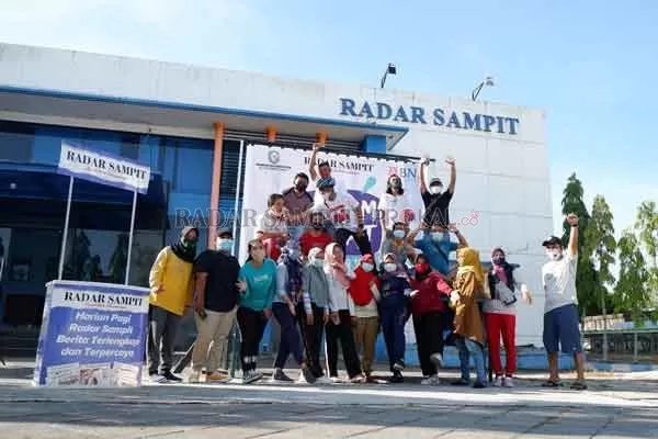 LANJUT 2021: Senam sehat yang digelar Radar Sampit yang selalu disambut antusias warga, untuk tahun ini berakhir Minggu (6/12). Kegiatan tersebut akan dilanjutkan tahun depan.(USAY NOR RAHMAD/RADAR SAMPIT)