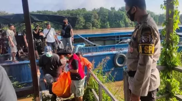 NAAS : Jenazah Kurnadi  ketika dievakuasi, setelah pria yang merupakan Kapten Kapal Motor P.T. Karya Halim Sempurna itu tercebur dan ditemukan tenggelam di DAS Kahayan.(istimewa)