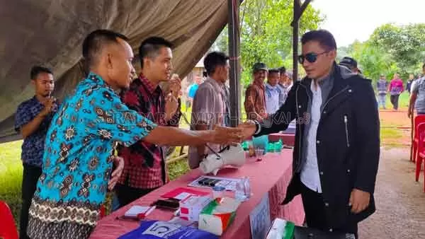 TINJAU: Bupati Kotim Supian Hadi saat meninjau langsung pelaksanaan Pilkades Maret 2020 lalu.(Dok.YUNI/RADAR SAMPIT)