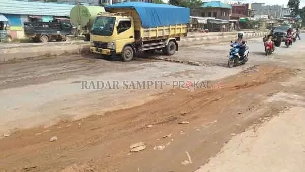 JALAN RUSAK : Salah satu titik kerusakan Jalur Trans Kalimantan di Desa Karang Mulya, Kecamatan Pangkalan Banteng, Kabupaten Kotawaringin Barat.(    SLAMET HARMOKO/RADAR PANGKALAN BUN)