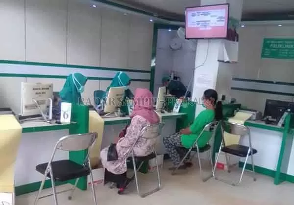 ANTRE: Petugas RSUD dr Murjani Sampit melayani pendaftaran pasien sebelum mendapatkan layanan kesehatan.