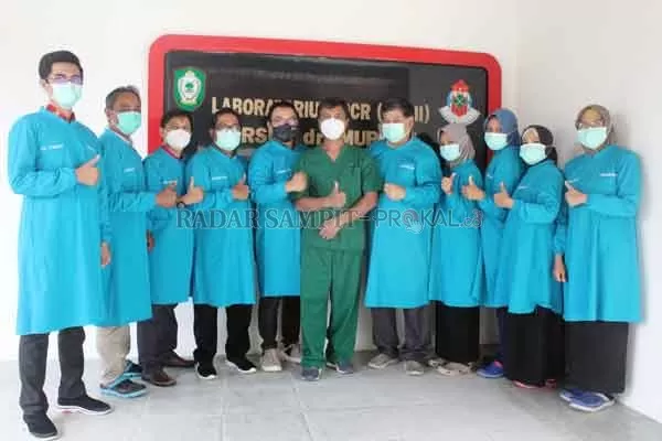 TENAGA KESEHATAN: Dokter Spesialis Paru Efraim Kendek Biring (tengah) berfoto bersama dokter spesialis dan tenaga kesehatan lainnya, belum lama ini.(HENY/RADAR SAMPIT)