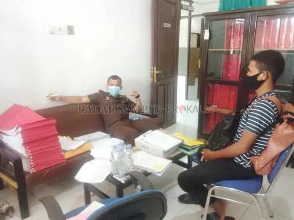 PEMERIKSAAN: Sejumlah saksi dari Pemerintah Desa Bunut memberikan keterangan kepada penyidik Kejaksaan  Negeri Lamandau, terkait dugaan penyelewengan pengelolaan Dana Desa (DD).(ISTIMEWA)