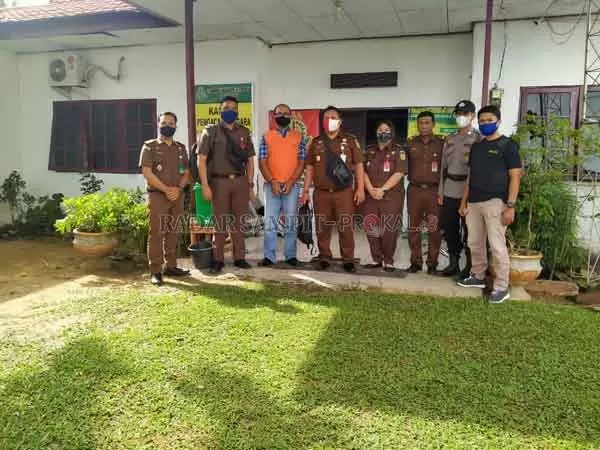 DIAMANKAN: Tersangka kasus DD dan ADD ketika akan dibawa ke rutan kelas IIB Kuala Kapuas, untuk dilakukan penahanan selama 20 hari.( CABJARI For RADAR SAMPIT)