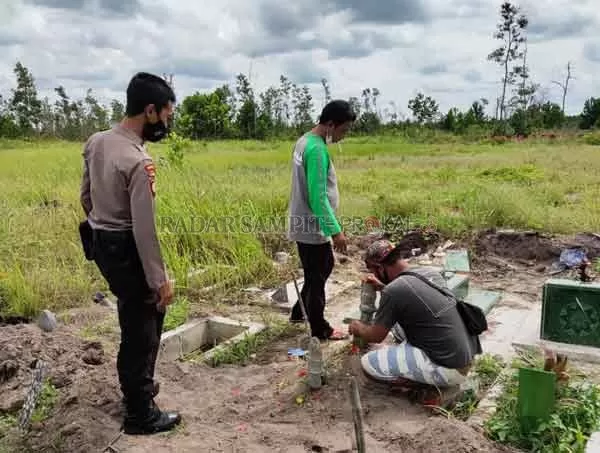 PERISTIRAHATAN TERAKHIR: Jenazah bayi berusia lima hari yang dimakamkan di TPU jalan Tjilik Riwut Km 12 Palangka Raya. (DODI/RADAR SAMPIT)