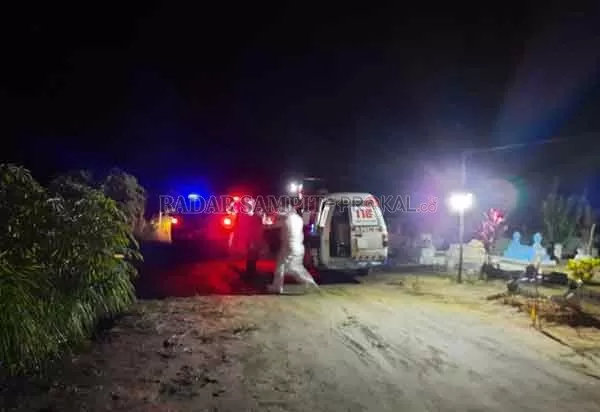 PEMAKAMAN : Jenazah terkonfirmasi positif Covid-19 dimakamkan dengan standar protokol kesehatan disertai pengawalan personel Polres Kobar, Selasa (15/12) malam.(HUMAS POLRES KOBAR/RADAR PANGKALAN BUN)