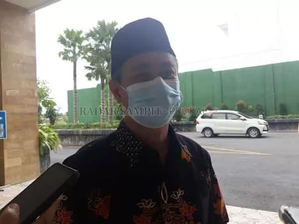PERNYATAAN : Ketua Bawaslu Provinsi Kalteng Satriadi memberikan pernyataan terhadap puluhan ASN yang dikenakan sanksi selama tahapan pilkada Kalteng.(FOTO DODI RADAR PALANGKA)