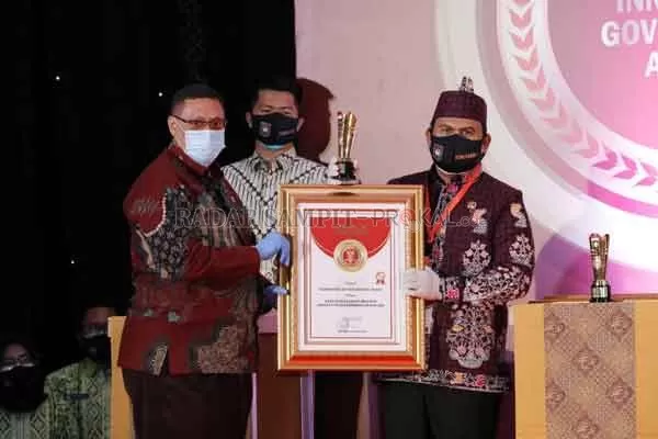 PRESTASI: Penyerahan penghargaan oleh Kepala Pusat Litbang Inovasi Daerah BPP Kemendagri Drs Matheos Tan kepada Wakil Bupati Kobar Ahmadi Riansyah, Jumat (18/12).(DISKOMINFO KOBAR/RADAR PANGKALAN BUN)
