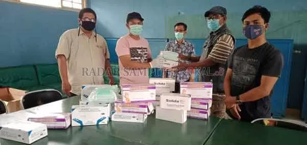 PROTOKOL KESEHATAN : Ketua PWI Kobar Syamsudin, secara simbolis menyerahkan masker dan sarung tangan kepada perwakilan wartawan di Kantor PWI, Jumat (18/12).(ISTIMEWA/RADAR PANGKALAN BUN)