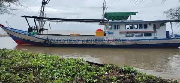 KE PINGGIR : Nampak salah satu kapal nelayan hanya disandarkan  di pesisir pantai Kubu, karena tidak berani melaut lantaran cauca buruk, Kamis (17/12).(Istimewa)