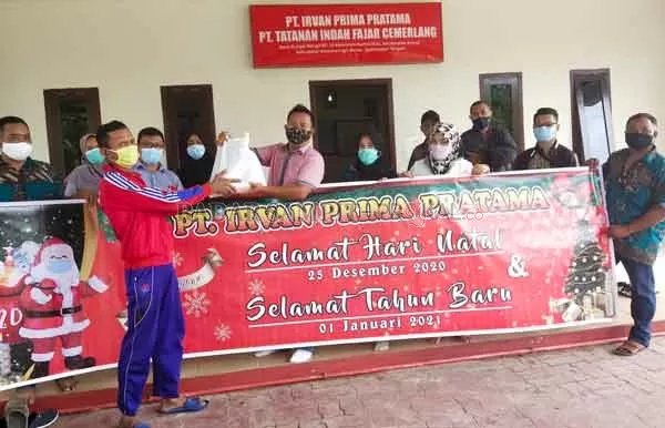 BERBAGI : Direktur PT. Irvan Prima Pratama, Tengku Ismail saat membagikan sembako secara simbolis kepada perwakilan masyarakat, Sabtu (19/12).(SYAMSUDIN /RADAR PANGKALAN BUN)