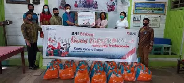 BERBAGI: PT Bank Negara Indonesia (Persero)Tbk melaksanakan kegiatan program Damai Natal Menyertai Indonesia,dengan memberikan bantuan berupa 400 paket bahan pokok senilai Rp 60juta untuk dibagikan ke beberapa gereja di Kota Sampit,Kamis (17/12).