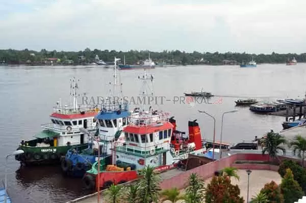 TAMBAT: Sejumlah kapal berlabuh di Sungai Mentaya, beberapa waktu lalu. BMKG mengimbau kapal kecil agar tak berlayar karena saat ini kondisi cuaca tidak baik dengan gelombang tinggi.(DOK.RADAR SAMPIT)