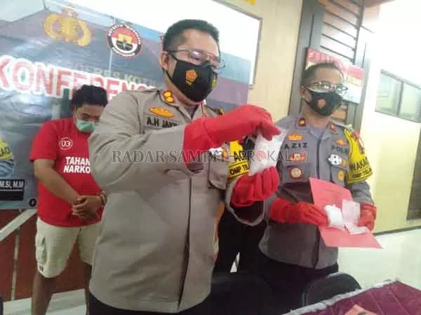 EKSPOSE : Kapolres Kotim AKBP Abdoel Harris Jakin menunjukkan barang bukti sabu yang akan diedarkan pada malam tahun baru. (FAHRY/RADAR SAMPIT)