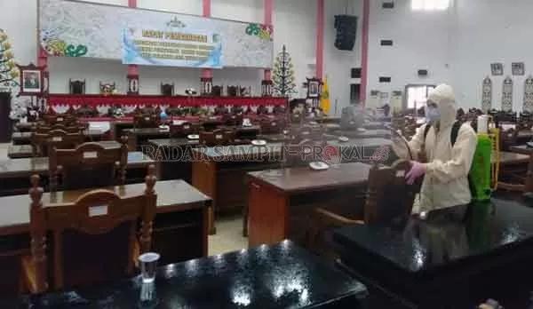 APEL GABUNGAN: Sekda Kalteng Fahrizal dan Kapolda Irjen Pol Dedi Prasetyo serta jajaran ketika memeriksa personel gabungan yang terlibat dalam operasi Liling Telabang 2020,  di Markas Dit Samapta Polda Kalteng, Senin (21/12) kemarin.(IST RADAR PALANGKA APEL GABUNGAN: Sekda Kalteng Fahrizal dan Kapolda Irjen Pol Dedi Prasetyo serta jajaran ketika memeriksa personel gabungan yang terlibat dalam operasi Liling Telabang 2020,  di Markas Dit Samapta Polda Kalteng, Senin (21/12) kemarin.)
