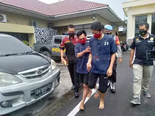TUMBANG KENA PELURU: Takdir Maulana (kanan), residivis harus dipapah saat polisi ekspose kasus perampokan di Mapolres Kotim, Selasa (22/12) kemarin.(FAHRY/RADAR SAMPIT)