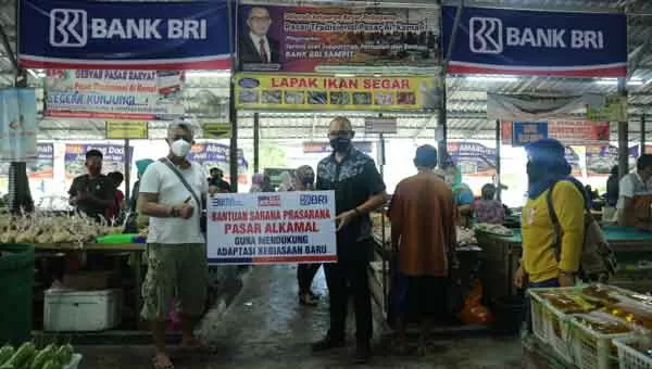 Pemimpin BRI Cabang Sampit Agung Ari Wibowo menyerahkan sarana adaptasi kebiasaan baru untuk Pasar Alkamal Sampit, Selasa (22/12).