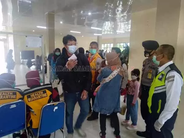 PENGAMANAN : Personel gabungan mengamankan Bandara H Asan Sampit selama libur Natal dan Tahun Baru.(FAHRY/RADAR SAMPIT)