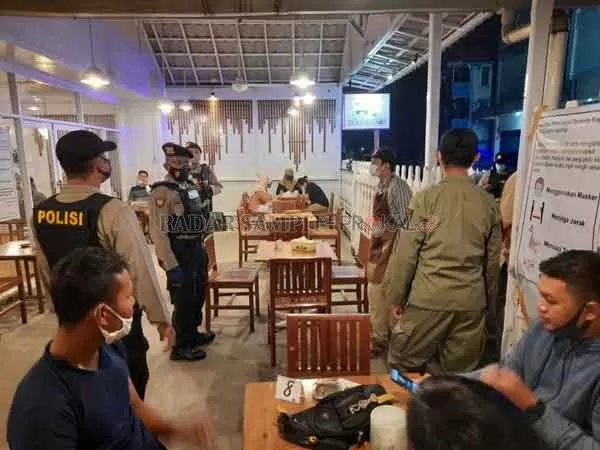PATROLI: Anggota Regu Bravo KRYD Polres Seruyan saat melakukan operasi yustisi di salah satu cafe yang ada di dalam Kota Kuala Pembuang, Kamis (24/12) malam. (istimewa)