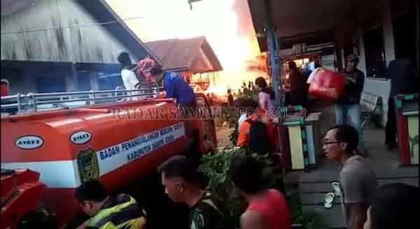 BERJUANG : Sejumlah warga berusaha membantu mengatasi  kebakaran dua rumah di Desa Luwe Hulu, Kamis (24/12).(istimewa)