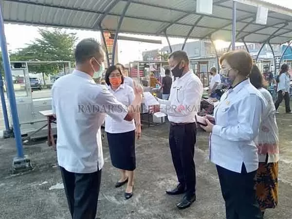 FASILITASI PARA PEDAGANG: Bupati Gumas Jaya S Monong didampingi Wakil Bupati Efrensia LP Umbing, Kepala Distranakerkop dan UKM Sudin, Kabid Kelembagaan, Pemberdayaan, Pengawasan Koperasi dan UKM Margaretga, serta Kabid Transmigrasi Kaperdo, ketika meninjau shelter yang ada di Taman Kota Kuala Kurun, belum lama ini.( SUDIN FOR RADAR SAMPIT)