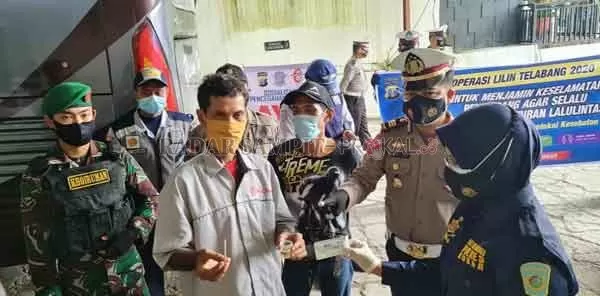 TES URIN: Sejumlah sopir bus sedang melakukan tes urine untuk mengetahui bebas narkoba di Terminal Natai Suka, Pangkalan Bun, Rabu (30/12) (SATLANTAS KOBAR /RADAR PANGKALAN BUN )