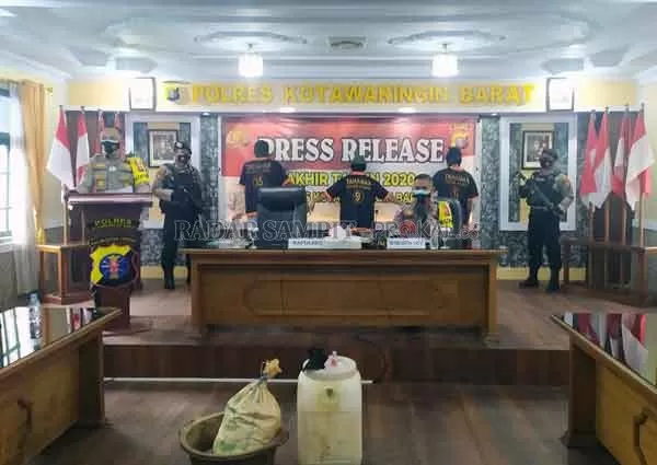 TAMBANG ILEGAL: Kapolres Kobar memberikan keterangan terkait penangkapan tiga pelaku tambang ilegal di Mapolres Kobar, Rabu (30/12).(RINDUWAN/RADAR SAMPIT)