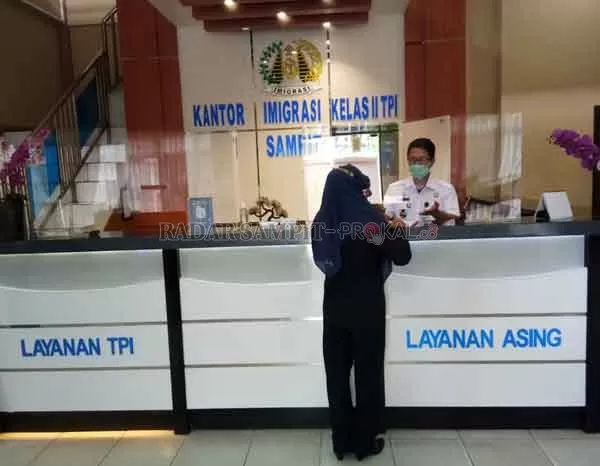 PELAYANAN: Aktivitas layanan pembuatan penerbitan paspor di Kantor Imigrasi Kelas II Sampit, Rabu (30/12).(HENY/ RADAR SAMPIT)
