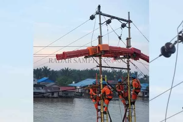 Petugas PDKB PLN saat melakukan pemeliharaan jaringan listrik dalam keadaan bertegangan.(PLN FOR RADAR SAMPIT)