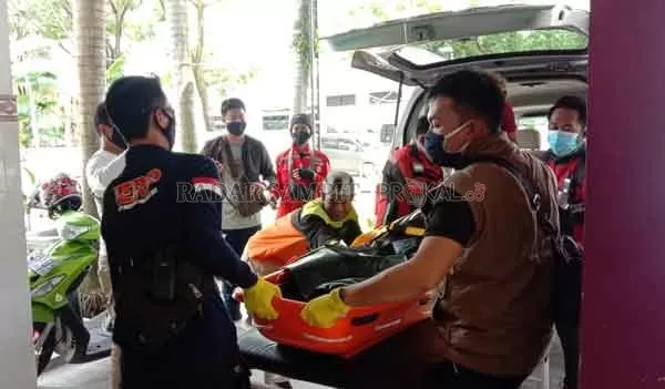 EVAKUASI: Evakuasi jenazah Yongki Astro Prayogi oleh tim gabungan setelah ditemukan tak bernyawa. Pria itu sempat dinyatakan hilang di kawasan wisata alam Tangkiling.(DODI/RADAR SAMPIT)