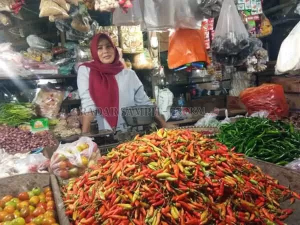 NAIK: Harga lombok di pasaran Kota Sampit melonjak drastis jelang pergantian tahun, Kamis (31/12).(HENY/RADAR SAMPIT)