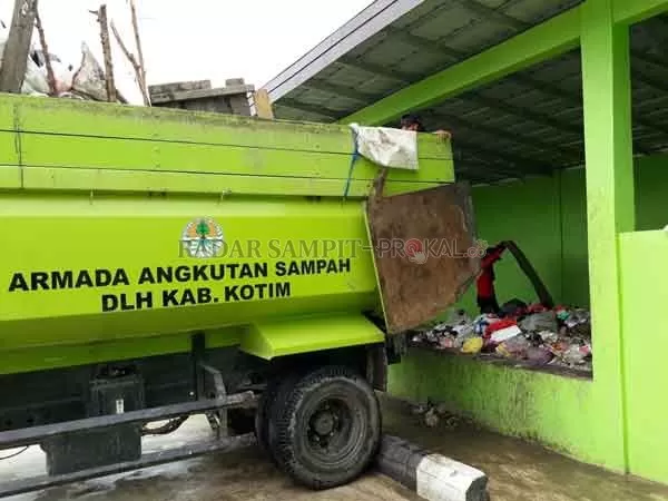 DEPO: Aktivitas bongkar muat sampah di salah satu depo yang ada di Sampit.(YUNI/RADARSAMPIT)