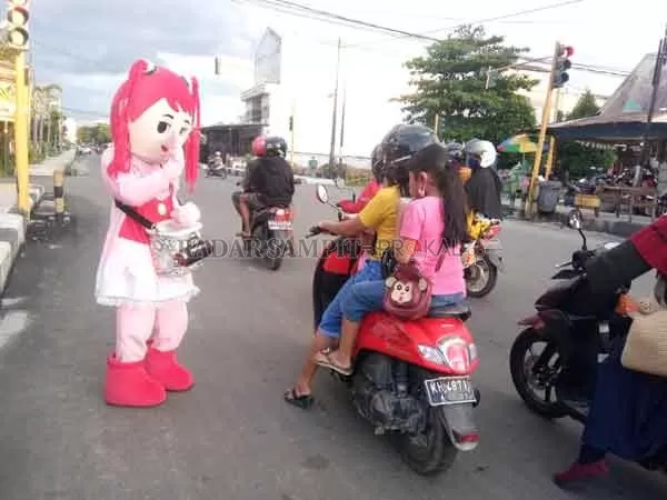 MINTA UANG: Para pengemis berkedok badut jalanan di beberapa trafic light Kota Sampit.(HENY/RADAR SAMPIT)