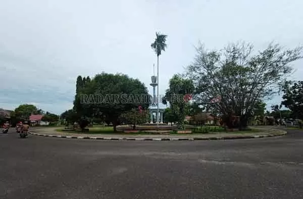 BUNDARAN: Wilayah Bundaran II Kuala Pembuang biasanya dijadikan masyarakat sebagai tempat bersantai saat di sore hari, Selasa (5/1).( ALDI SETIAWAN/RADARSAMPIT)