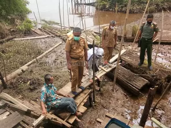 Camat MB Ketapang Sutimin, Komandan Pos Jaga BKSDA Sampit Muriansyah, dan Direktur Radar Sampit Siti Fauziah mengunjungi melihat lokasi buaya menyerang buaya di Desa Pelangsian, Selasa (5/1).(HENY/RADAR SAMPIT)