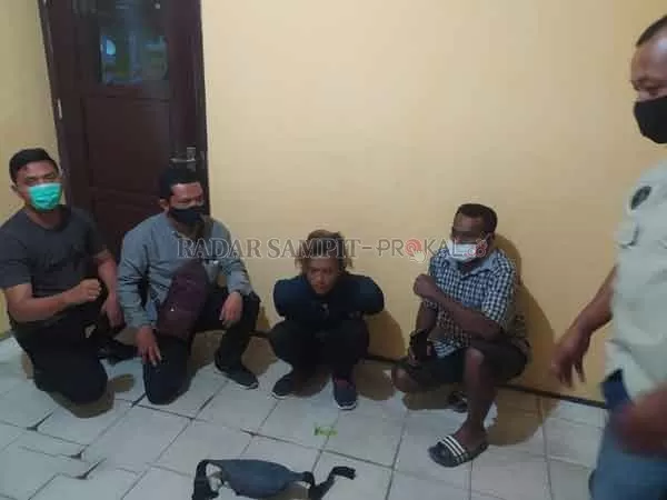 CURANMOR : Agung Purwanto (22) pelaku pencurian sepeda motor di Desa Karang Mulya saat diamankan di Mapolsek Pangkalan Banteng, Selasa (5/1) malam.(POLSEK PANGKALAN BANTENG)