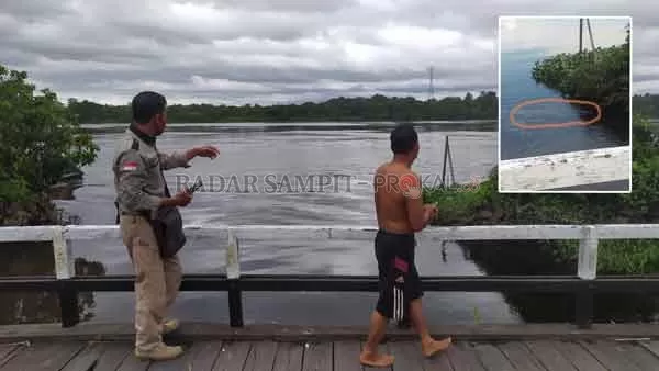 CEK LOKASI: Komandan BKSDA Pos Jaga Sampit Muriansyah menemui warga di sekitar Sungai Baamang, tempat dikabarkannya kemunculan buaya, Kamis (7/1).(USAY NOR RAHMAD/RADAR SAMPIT)