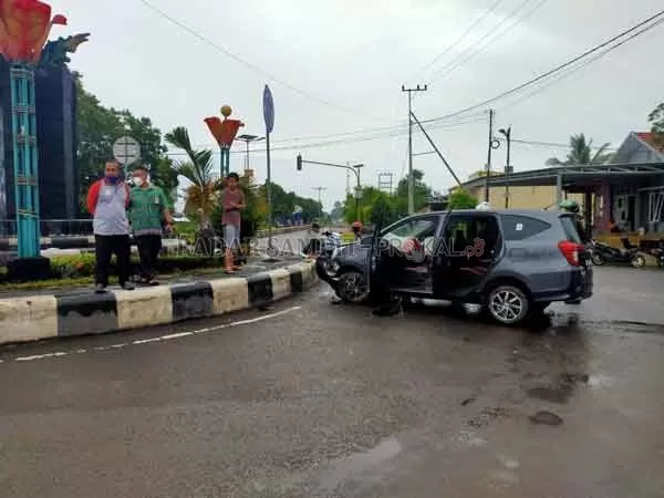 LAKA TUNGGAL : Kecelakaan tunggal terjadi di kawasan Bundaran Burung Kota Nanga Bulik, Kamis (7/1). Sebuah mobil jenis Toyota Calya warna abu-abu metalik bernopol KH 1468 RD ringsek parah setelah menabrak beton bundaran.(   ISTIMEWA/RADAR PANGKALAN BUN)