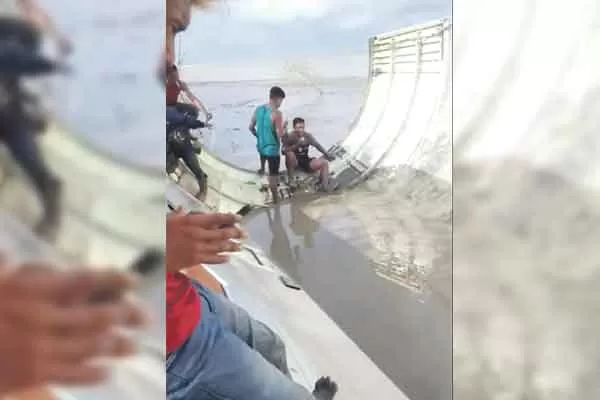 Sejumlah warga menemukan serpihan roket yang sebelumnya dikira serpihan pesawat di Teluk Ranggau, Desa Sungai Cabang, Kecamatan Kumai, Kabupaten Kotawaringin Barat, Kalimantan Tengah,belum lama ini.(RADAR PANGKALAN BUN)