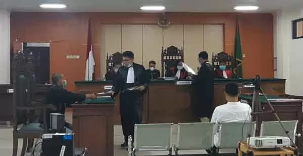 JALANI SIDANG: Terdakwa kasus lingkungan Abdul Fattah saat menjalani sidang, Jumat (8/1).(RADO/RADAR SAMPIt)