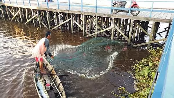 AKTIVITAS: Tampak nelayan sedang menangkap ikan, di salah satu sungai di Seruyan.(HENDRIEDITIA/RADARSAMPIT)