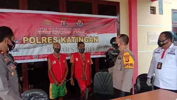 GELAR KASUS : Kapolres Katingan menginterogasi dua tersangka pembunuh Fatimah Nikin saat gelar kasus di Mapolres Katingan, Jumat (8/1). (IST/RADAR SAMPIT)