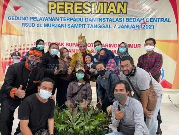 FOTO BERSAMA: Bupati Kotim Supian Hadi, Plt Sekda Kotim Suparmadi, berfoto bersama dengan awak media yang ada di Kotim, usai peresmian RSUD dr Murjani Sampit, belum lama ini.(IST/RADAR SAMPIT)
