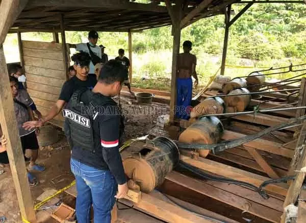 PENGGEREBAKAN TAMBANG ILEGAL : Anggota Polres Kobar saat mengawasi tambang ilegal di Arut Utara baru ini. (POLRES KOBAR /RADAR PANGKALAN BUN )