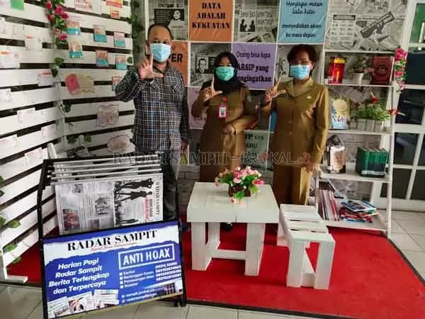 SALAM LITERASI: Radar Sampit bersama Kepala Dinas Perpustakaan dan Kearsipan Kotim Dr. Rusnah.(   SLAMET RIYADI/RADAR SAMPIT)