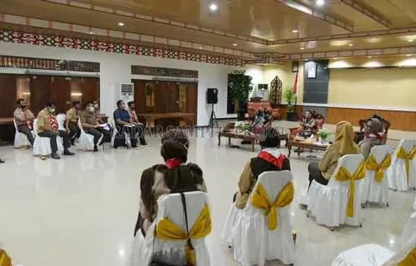 DISKUSI : Wali Kota Palangka Raya Fairid Naparin menerima audiensi dari Kwarcab Palangka Raya, terkait pelaksanaan program kegiatan. Dipimpin langsung ketua Kwarcab Palangka Raya Mofit Saptono Subagio berserta pengurus lainnya di Aula Rumah Jabatan wali kota, Jumat (8/1) lalu.(   ISTIMEWA/ HUMAS PEMKOT)