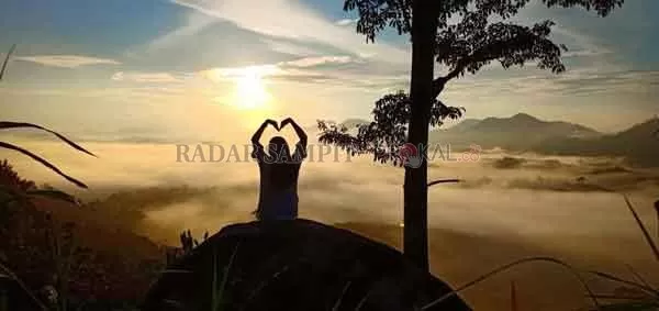 MEMUKAU: Pengunjung menikmati indahnya pemandangan di Bukit Lubang Kilat, Lamandau.(RIA MEKAR ANGGREANY/RADAR SAMPIT)