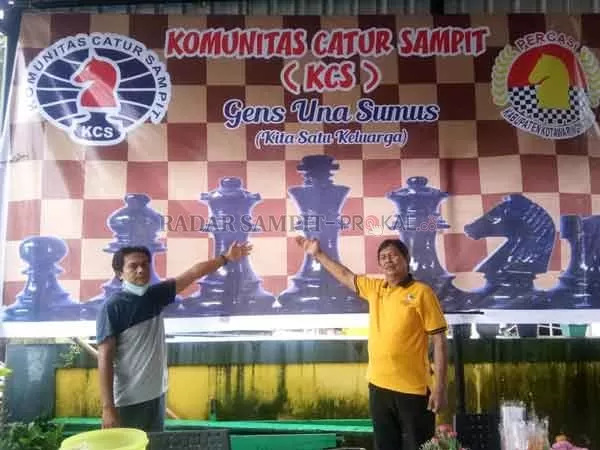 PERSIAPAN: Komunitas Catur Sampit mulai mempersiapkan lokasi lomba catur cepat di RM Karindangan, Jalan Yos Sudarso, Sampit